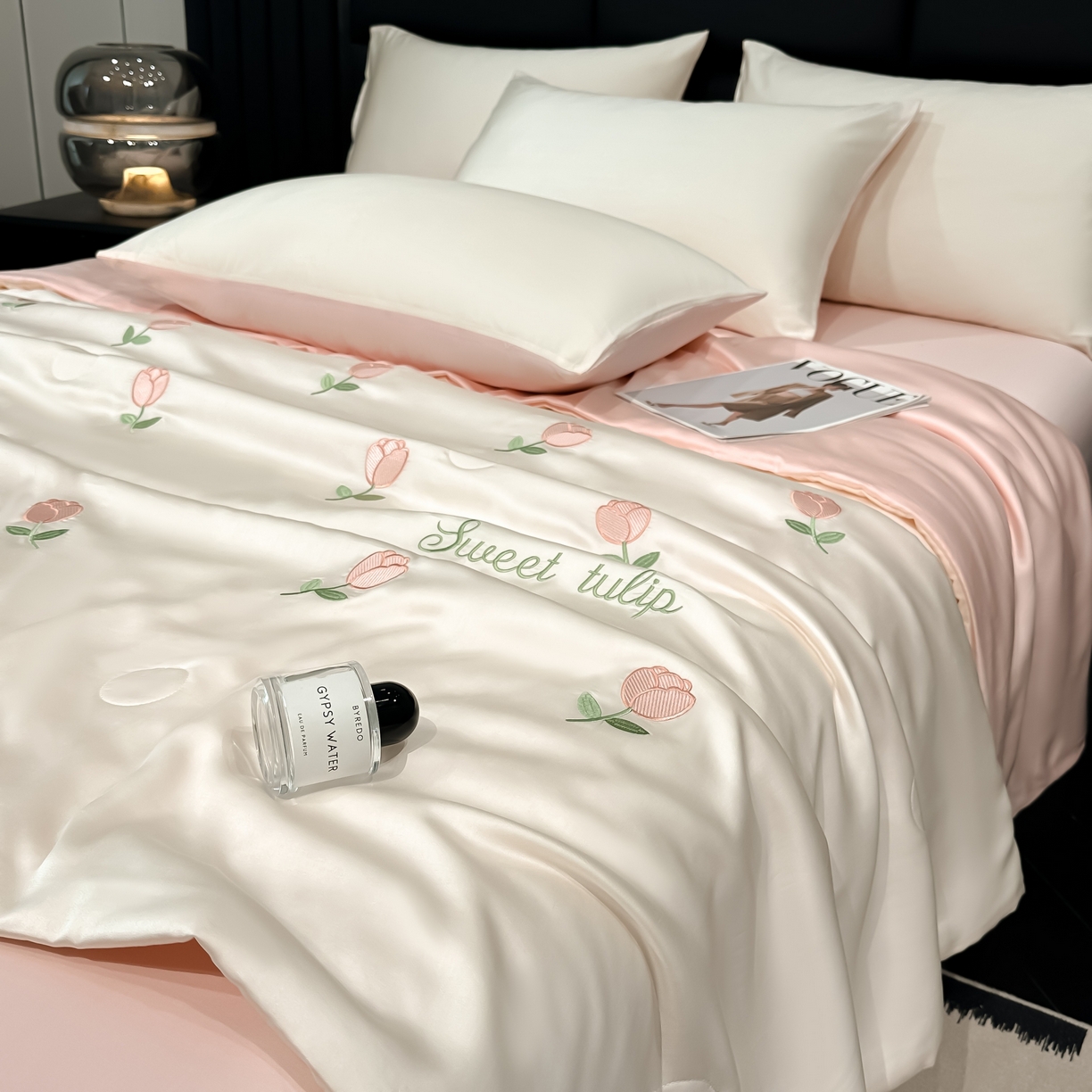 91家纺网 家纺一手货源 找家纺 利欧 2025新款水洗天丝满绣刺绣床单床笠款夏被四件套 郁金香-奶白粉