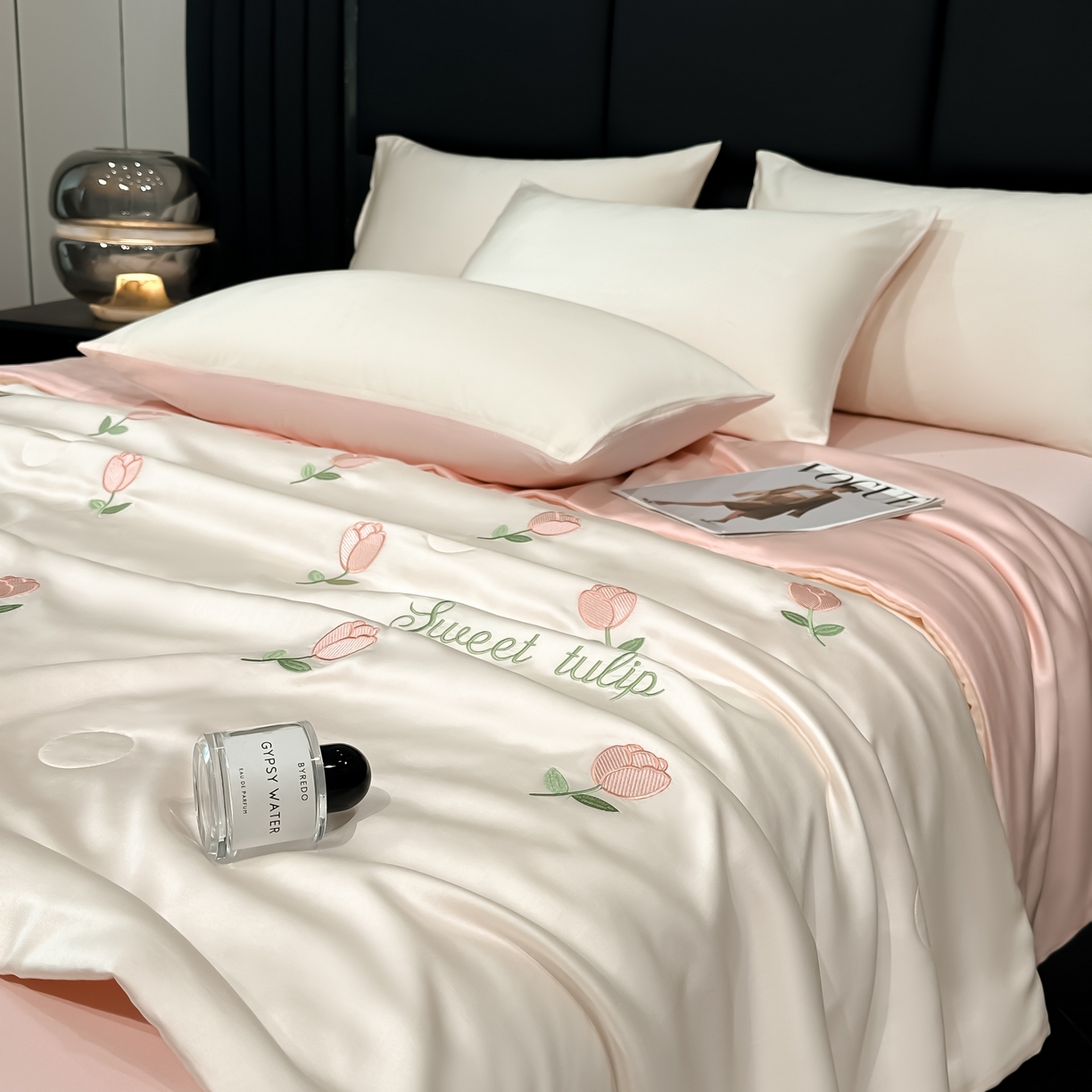 91家纺网 家纺一手货源 找家纺 利欧 2025新款水洗天丝满绣刺绣床单床笠款夏被四件套 郁金香-奶白粉