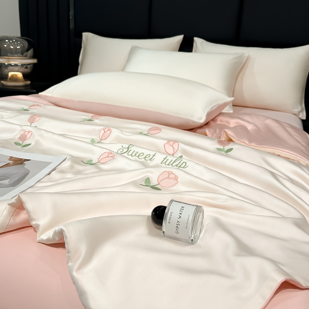 91家纺网 家纺一手货源 找家纺 利欧 2025新款水洗天丝满绣刺绣床单床笠款夏被四件套 郁金香-奶白粉