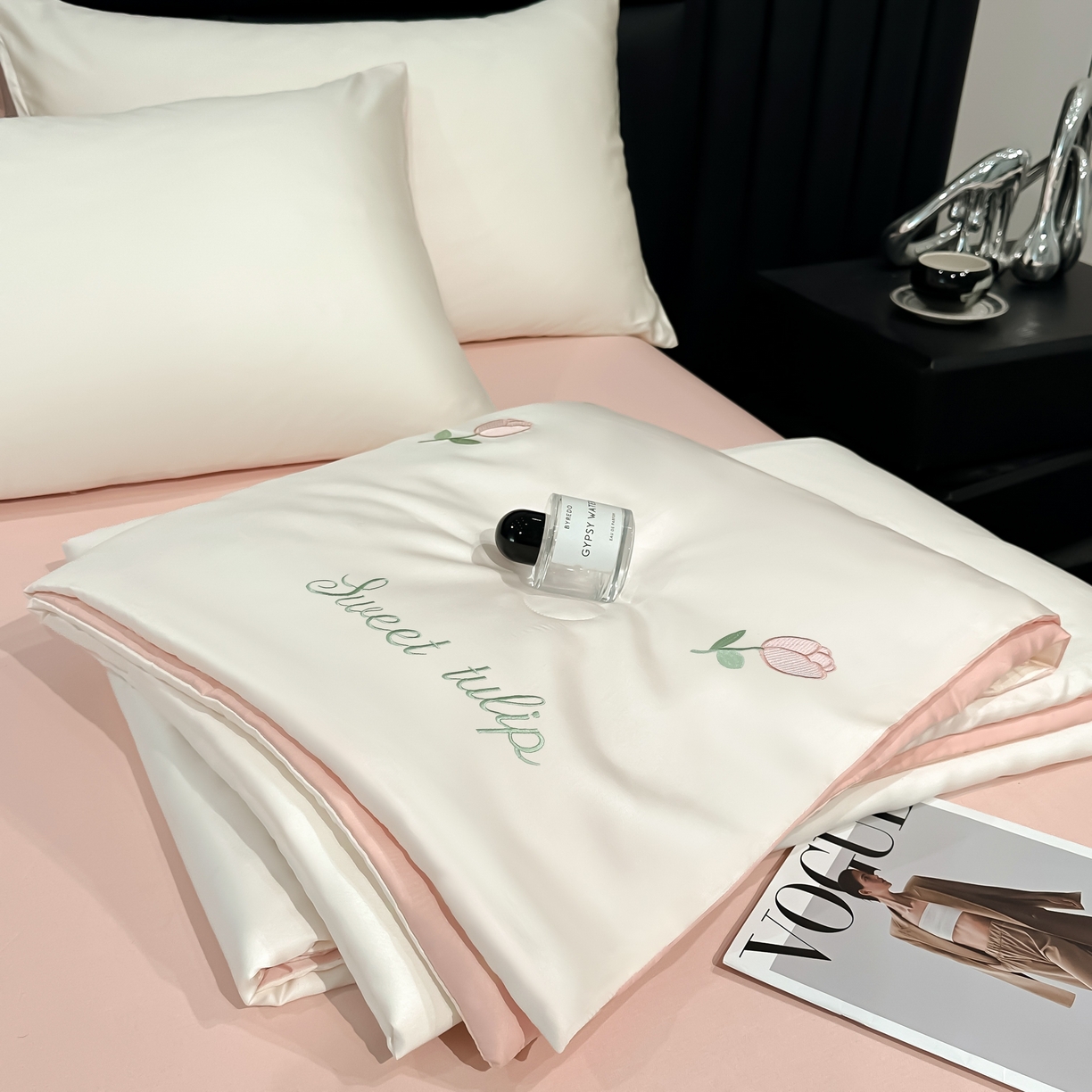 91家纺网 家纺一手货源 找家纺 利欧 2025新款水洗天丝满绣刺绣床单床笠款夏被四件套 郁金香-奶白粉