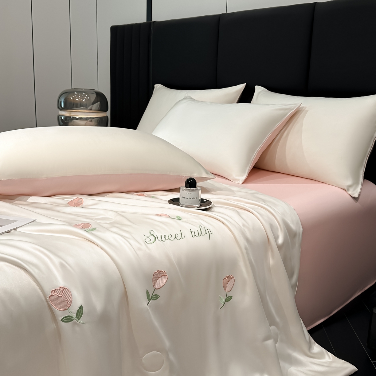 91家纺网 家纺一手货源 找家纺 利欧 2025新款水洗天丝满绣刺绣床单床笠款夏被四件套 郁金香-奶白粉