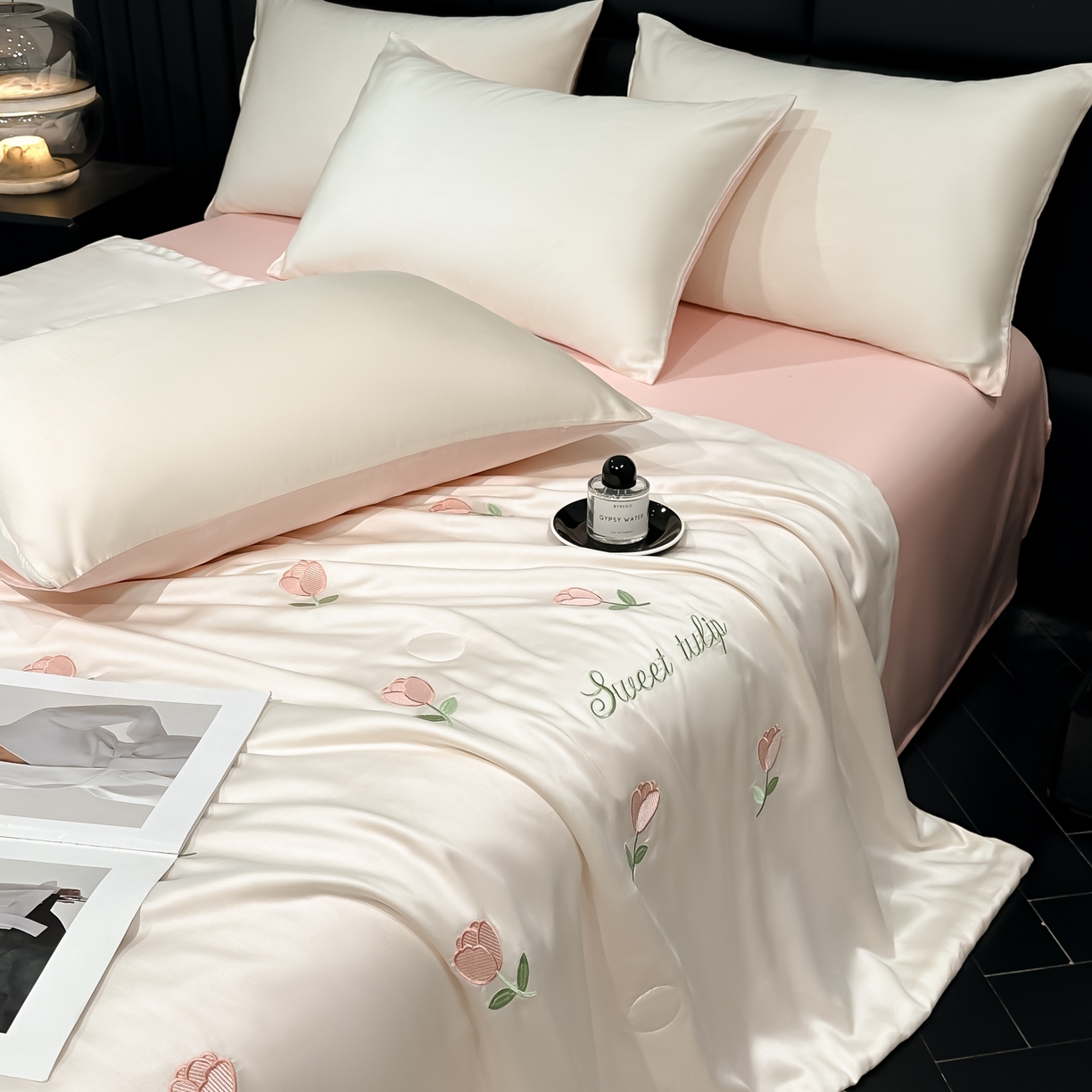 91家纺网 家纺一手货源 找家纺 利欧 2025新款水洗天丝满绣刺绣床单床笠款夏被四件套 郁金香-奶白粉