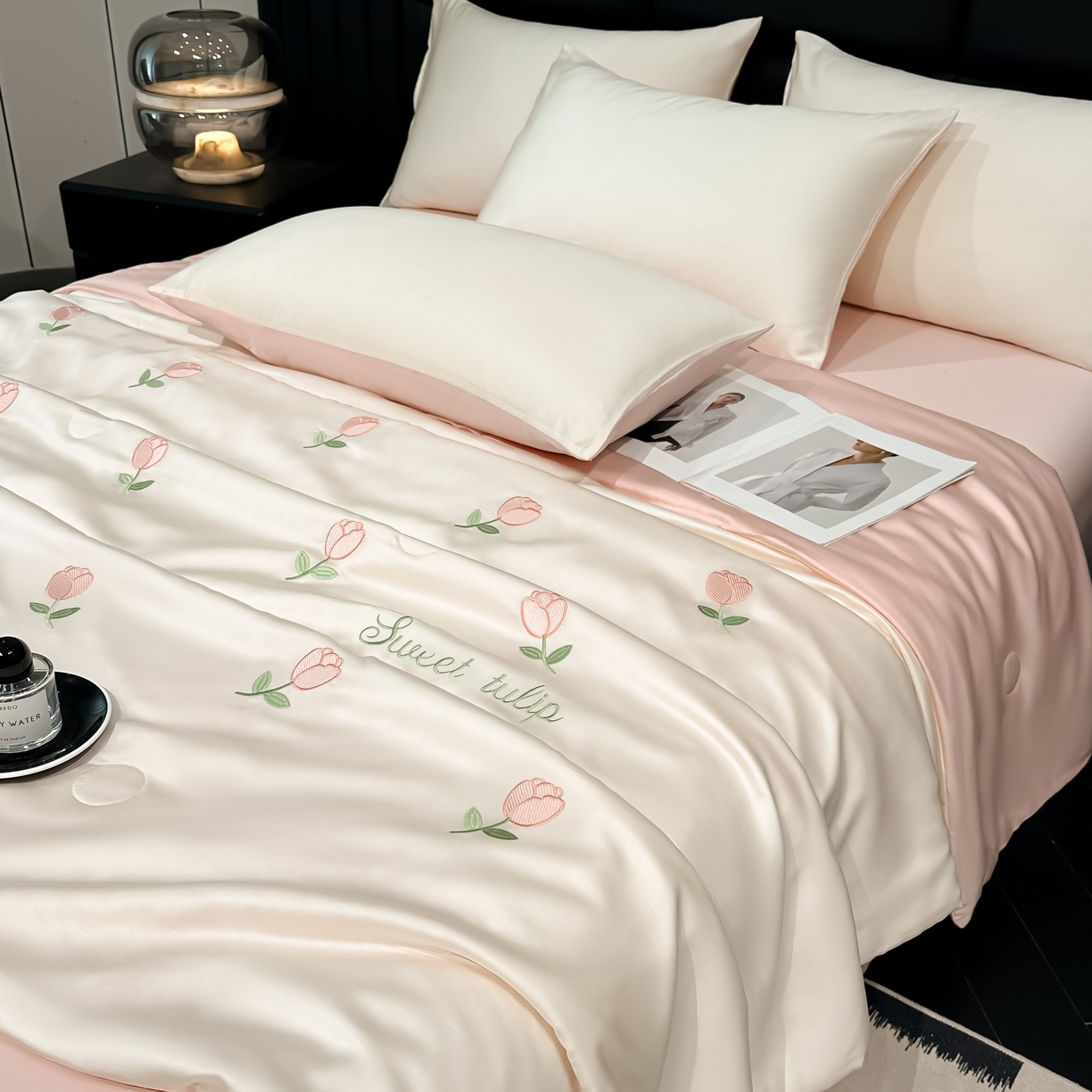 91家纺网 家纺一手货源 找家纺 利欧 2025新款水洗天丝满绣刺绣床单床笠款夏被四件套 郁金香-奶白粉