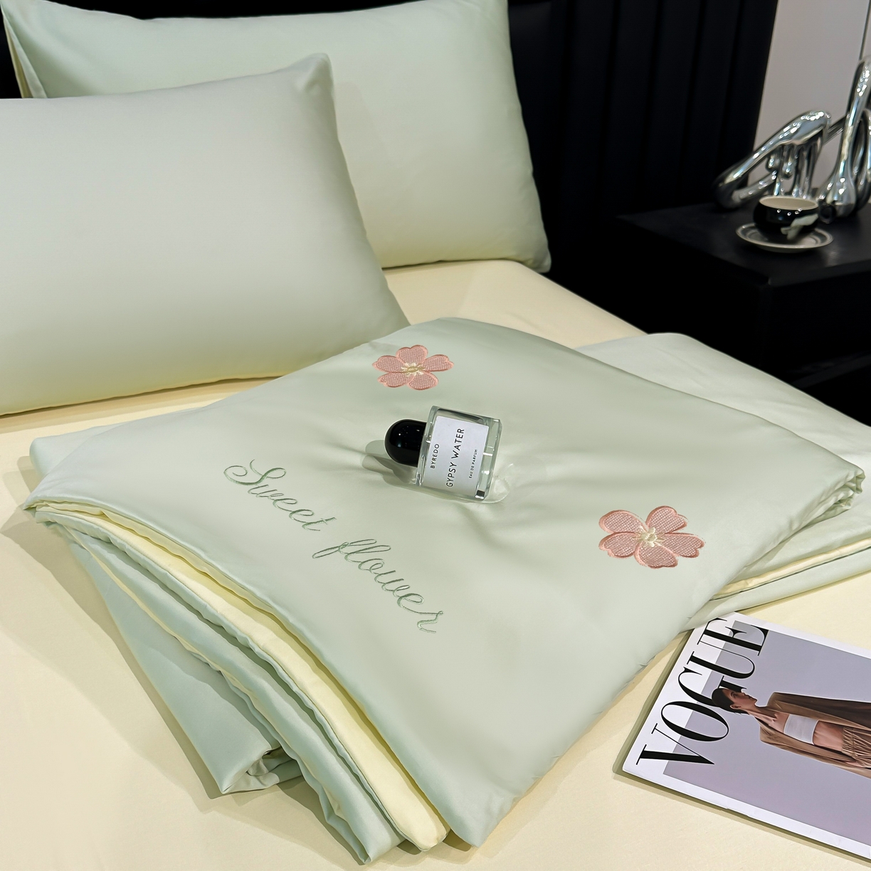 91家纺网 家纺一手货源 找家纺 利欧 2025新款水洗天丝满绣刺绣床单床笠款夏被四件套 太阳花-水绿奶黄