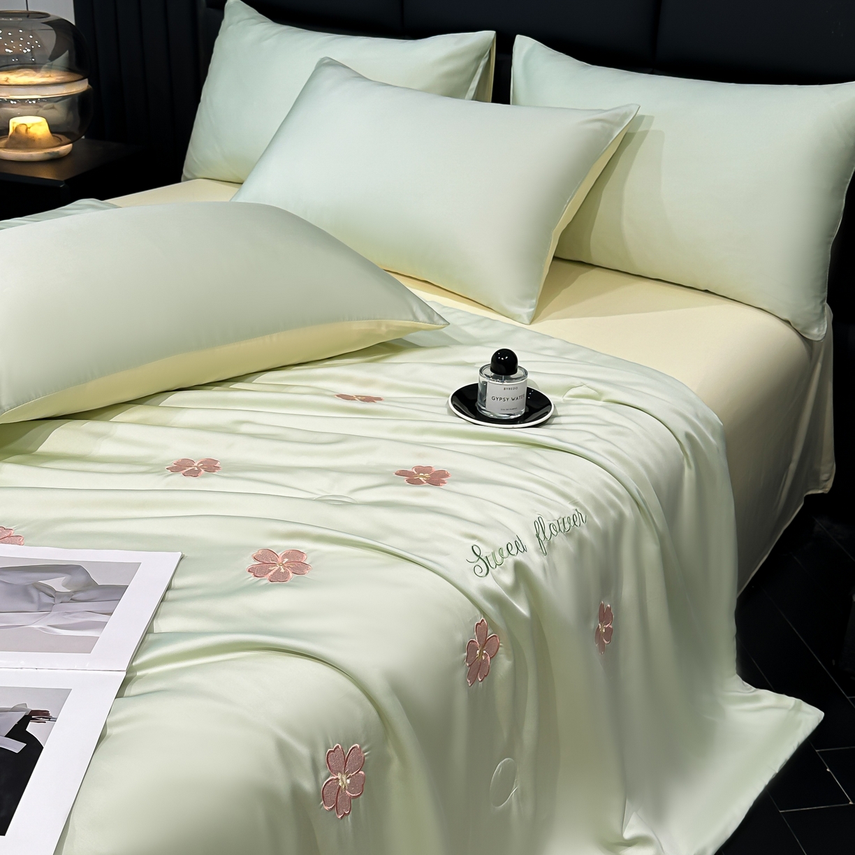 91家纺网 家纺一手货源 找家纺 利欧 2025新款水洗天丝满绣刺绣床单床笠款夏被四件套 太阳花-水绿奶黄