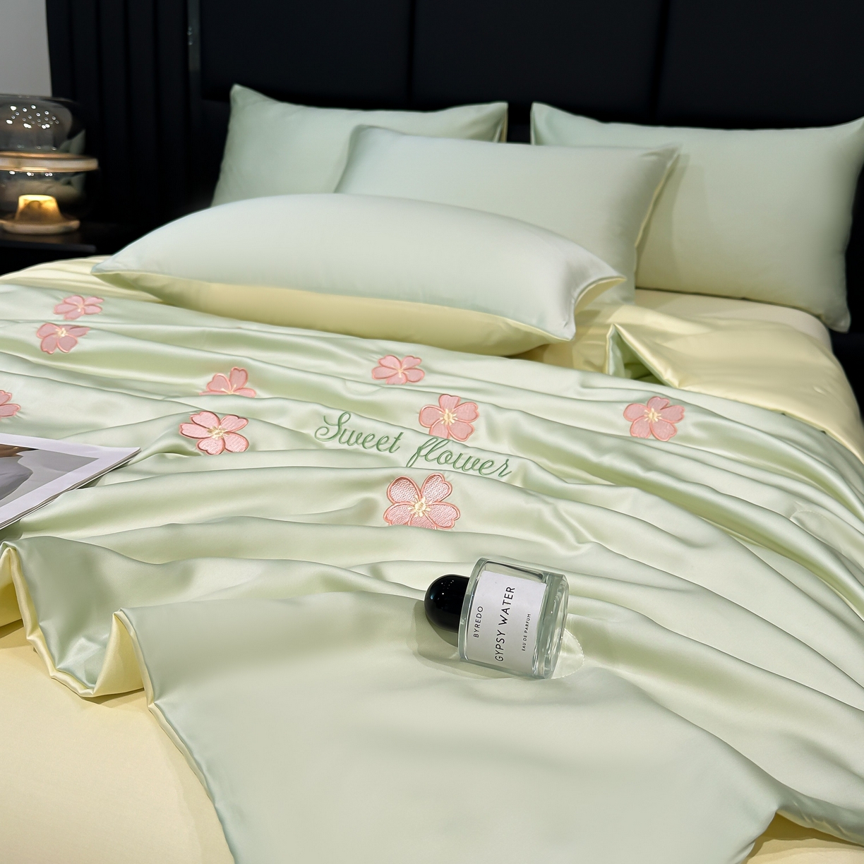 91家纺网 家纺一手货源 找家纺 利欧 2025新款水洗天丝满绣刺绣床单床笠款夏被四件套 太阳花-水绿奶黄