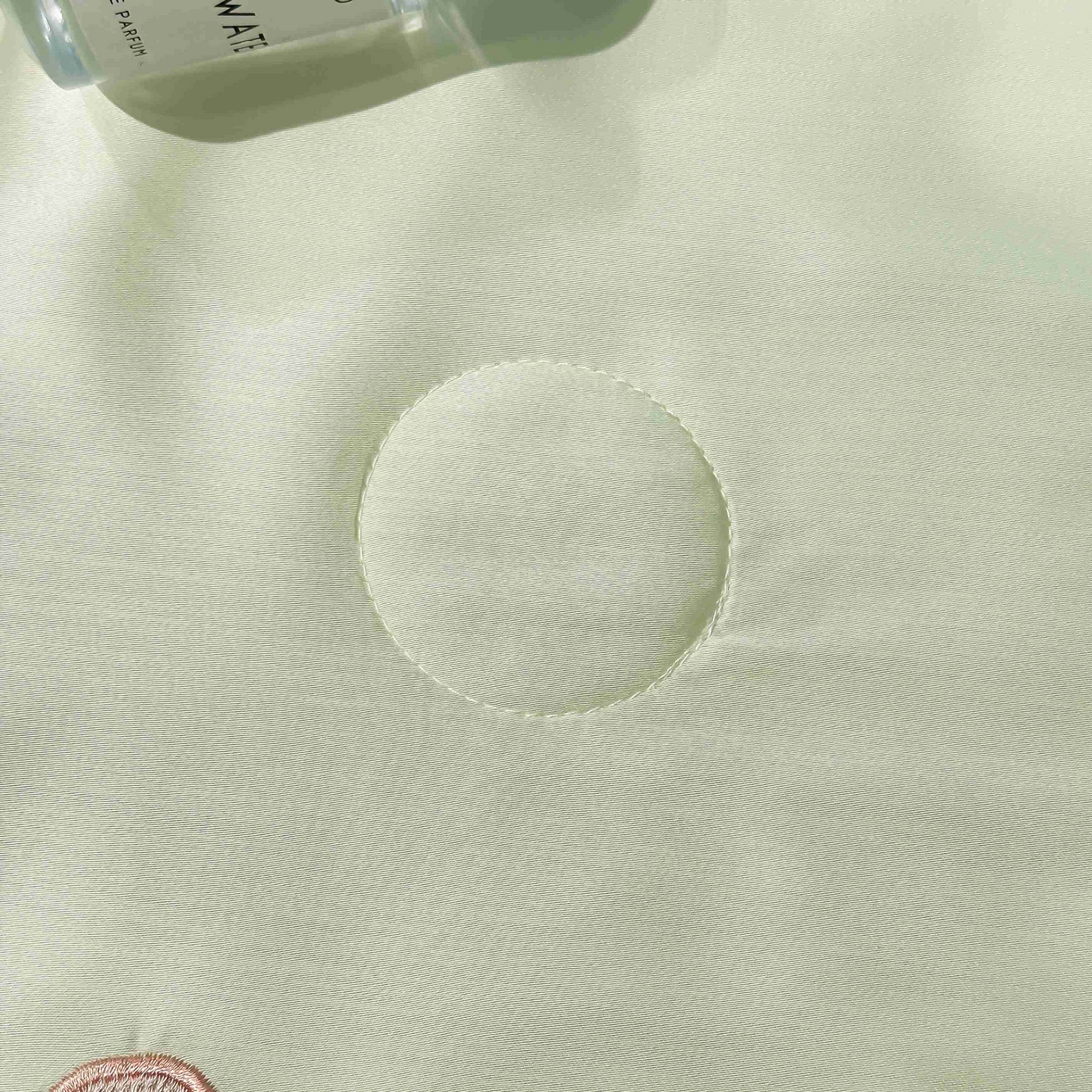 91家纺网 家纺一手货源 找家纺 利欧 2025新款水洗天丝满绣刺绣床单床笠款夏被四件套 太阳花-水绿奶黄