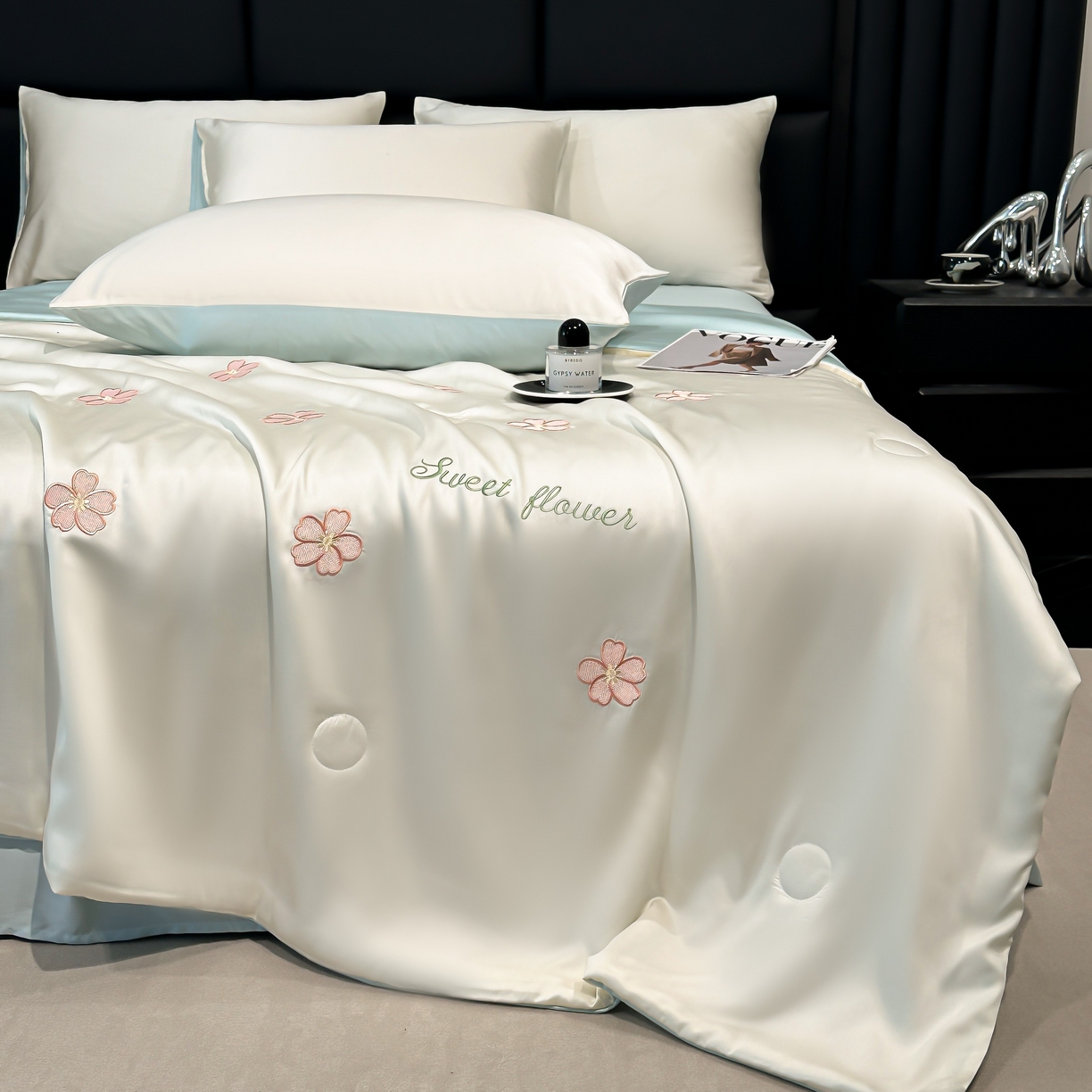 91家纺网 家纺一手货源 找家纺 利欧 2025新款水洗天丝满绣刺绣床单床笠款夏被四件套 太阳花-奶白蓝