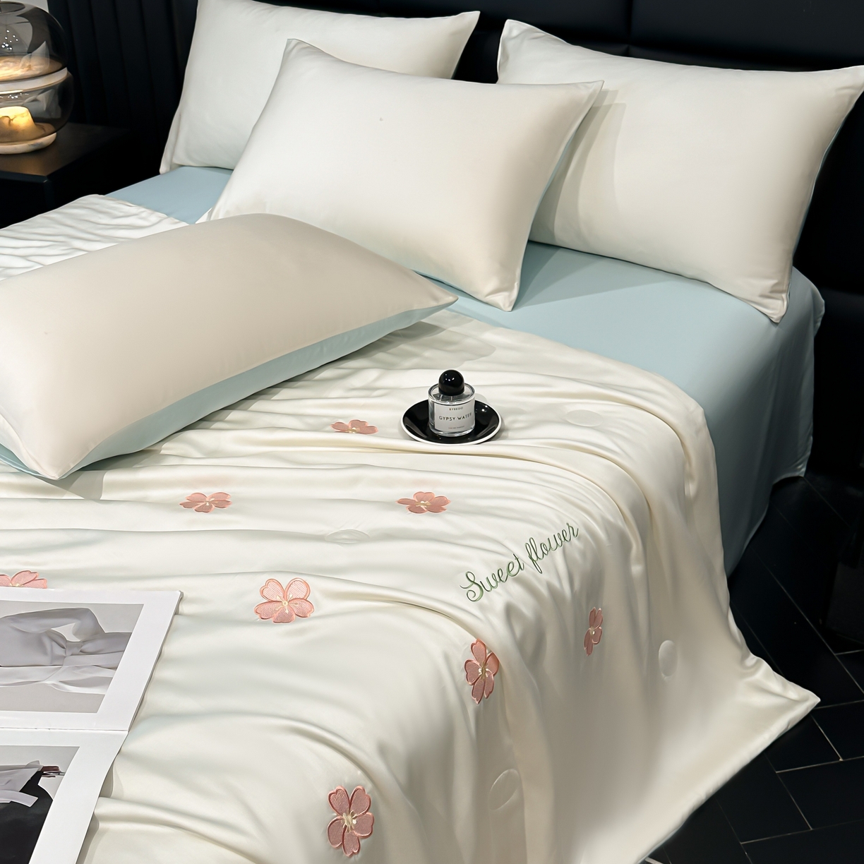 91家纺网 家纺一手货源 找家纺 利欧 2025新款水洗天丝满绣刺绣床单床笠款夏被四件套 太阳花-奶白蓝