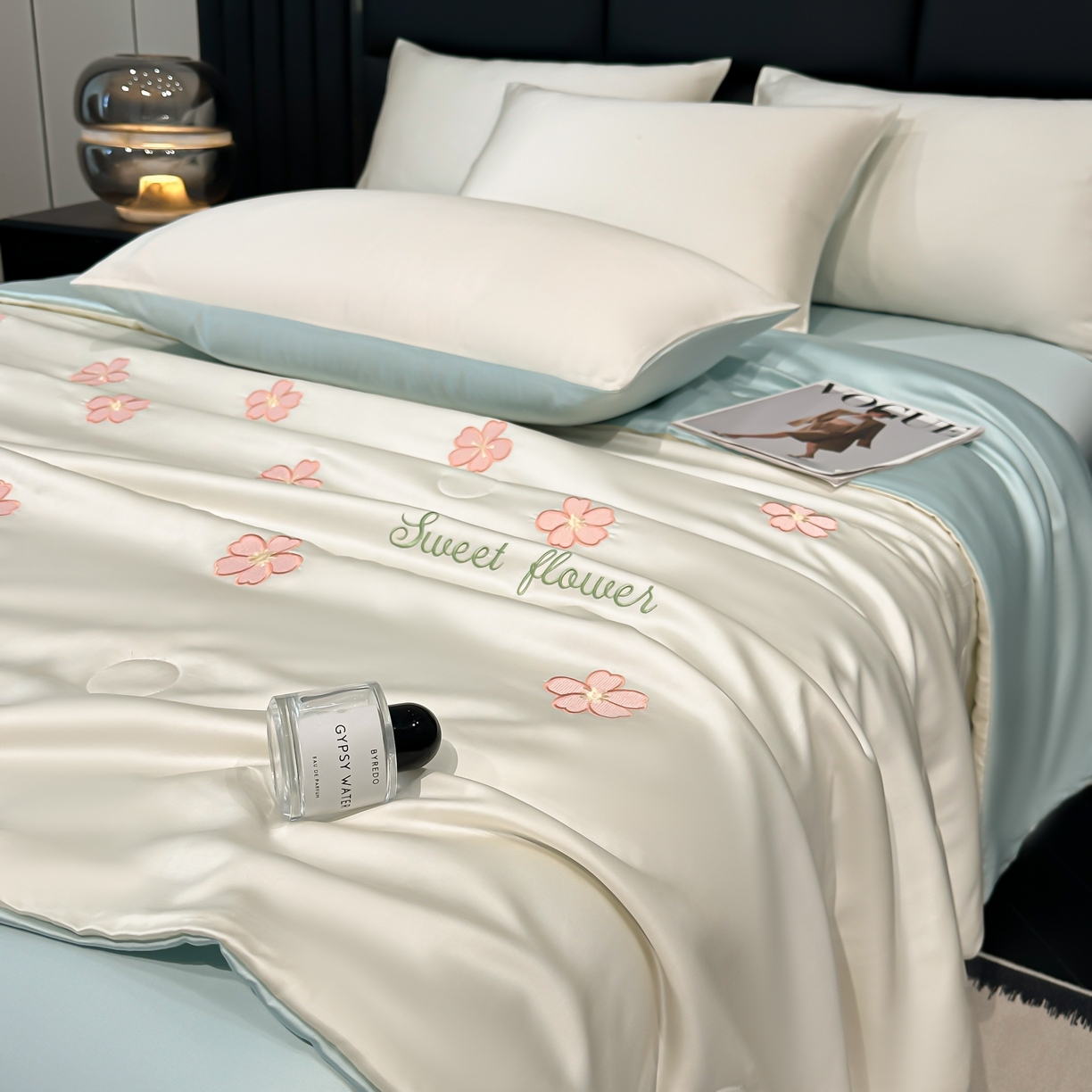 91家纺网 家纺一手货源 找家纺 利欧 2025新款水洗天丝满绣刺绣床单床笠款夏被四件套 太阳花-奶白蓝