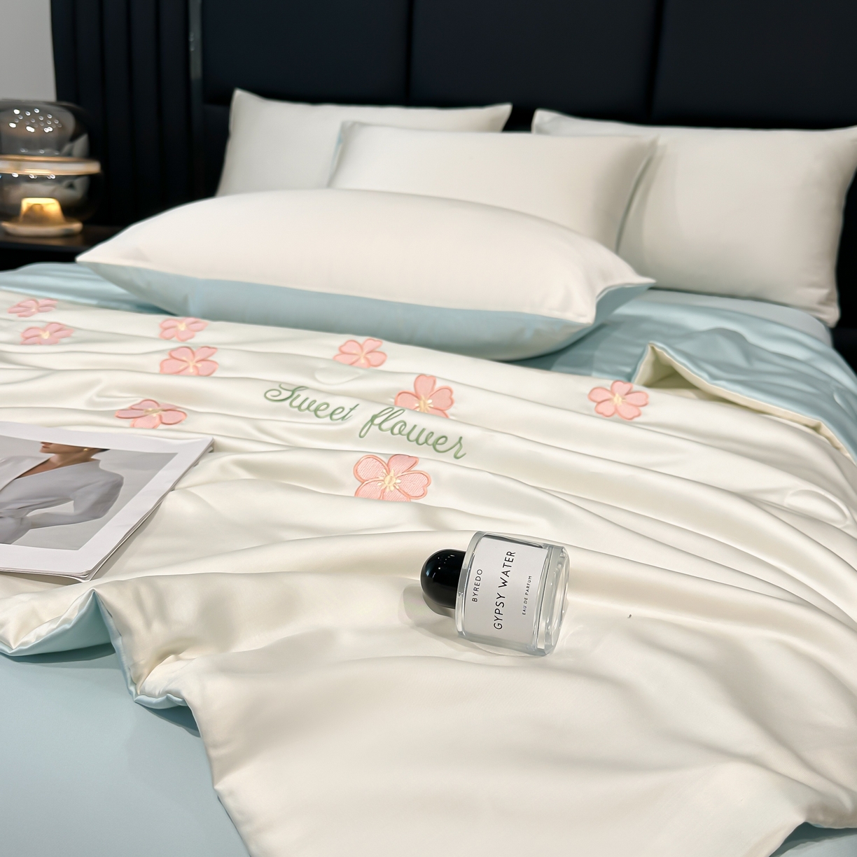 91家纺网 家纺一手货源 找家纺 利欧 2025新款水洗天丝满绣刺绣床单床笠款夏被四件套 太阳花-奶白蓝