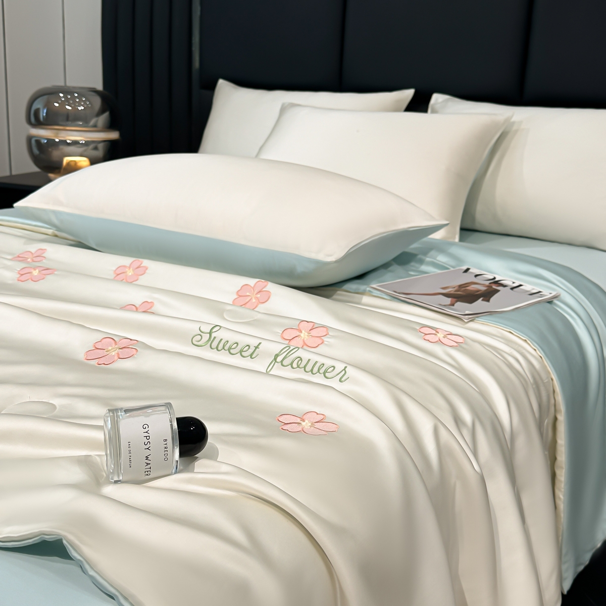 91家纺网 家纺一手货源 找家纺 利欧 2025新款水洗天丝满绣刺绣床单床笠款夏被四件套 太阳花-奶白蓝