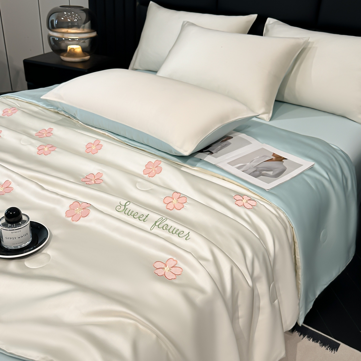 91家纺网 家纺一手货源 找家纺 利欧 2025新款水洗天丝满绣刺绣床单床笠款夏被四件套 太阳花-奶白蓝