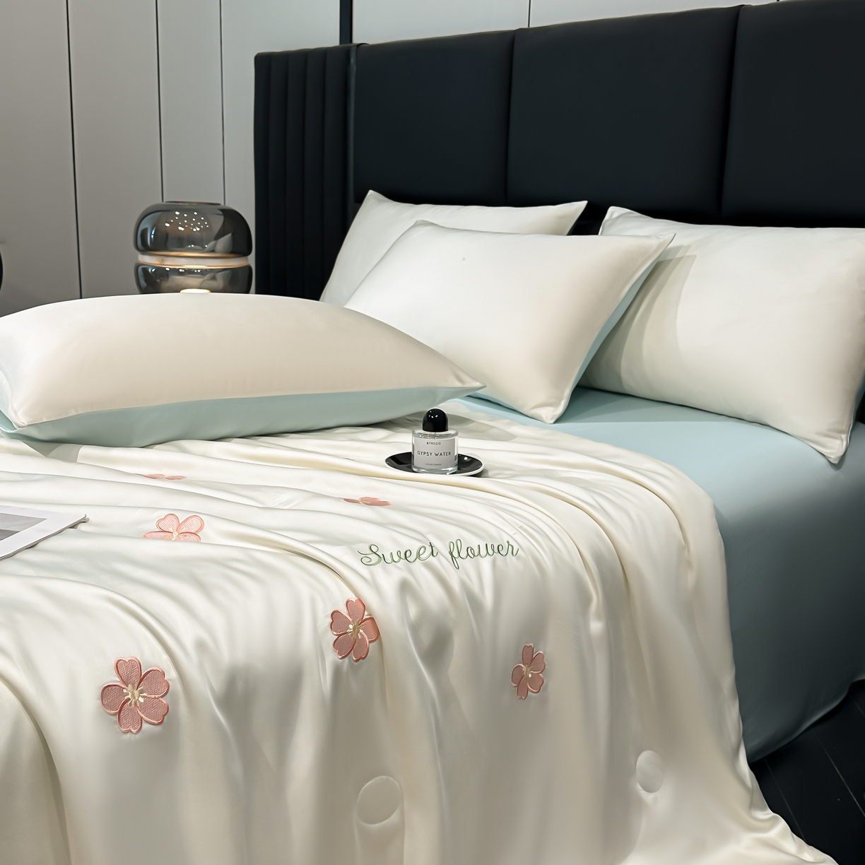 91家纺网 家纺一手货源 找家纺 利欧 2025新款水洗天丝满绣刺绣床单床笠款夏被四件套 太阳花-奶白蓝