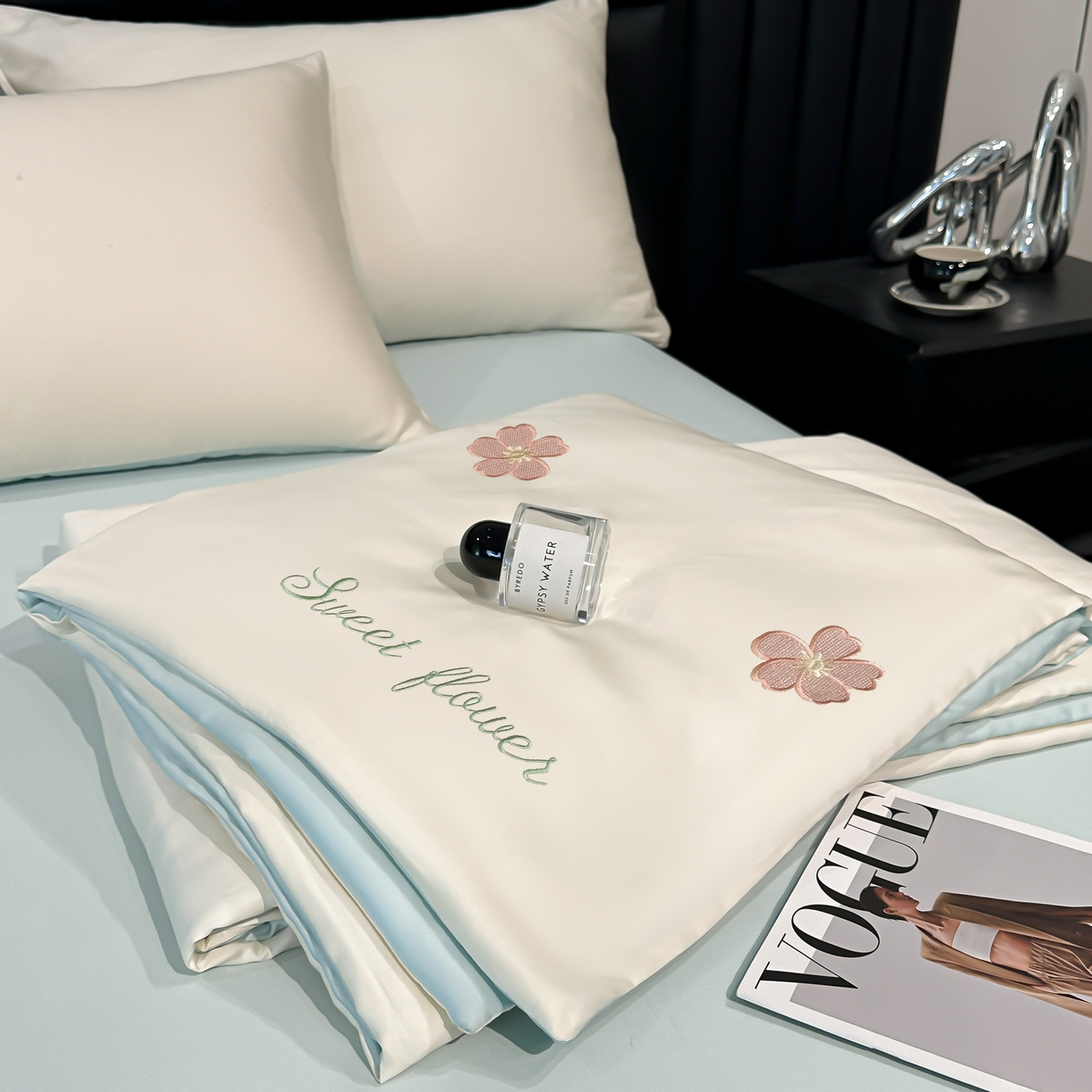 91家纺网 家纺一手货源 找家纺 利欧 2025新款水洗天丝满绣刺绣床单床笠款夏被四件套 太阳花-奶白蓝