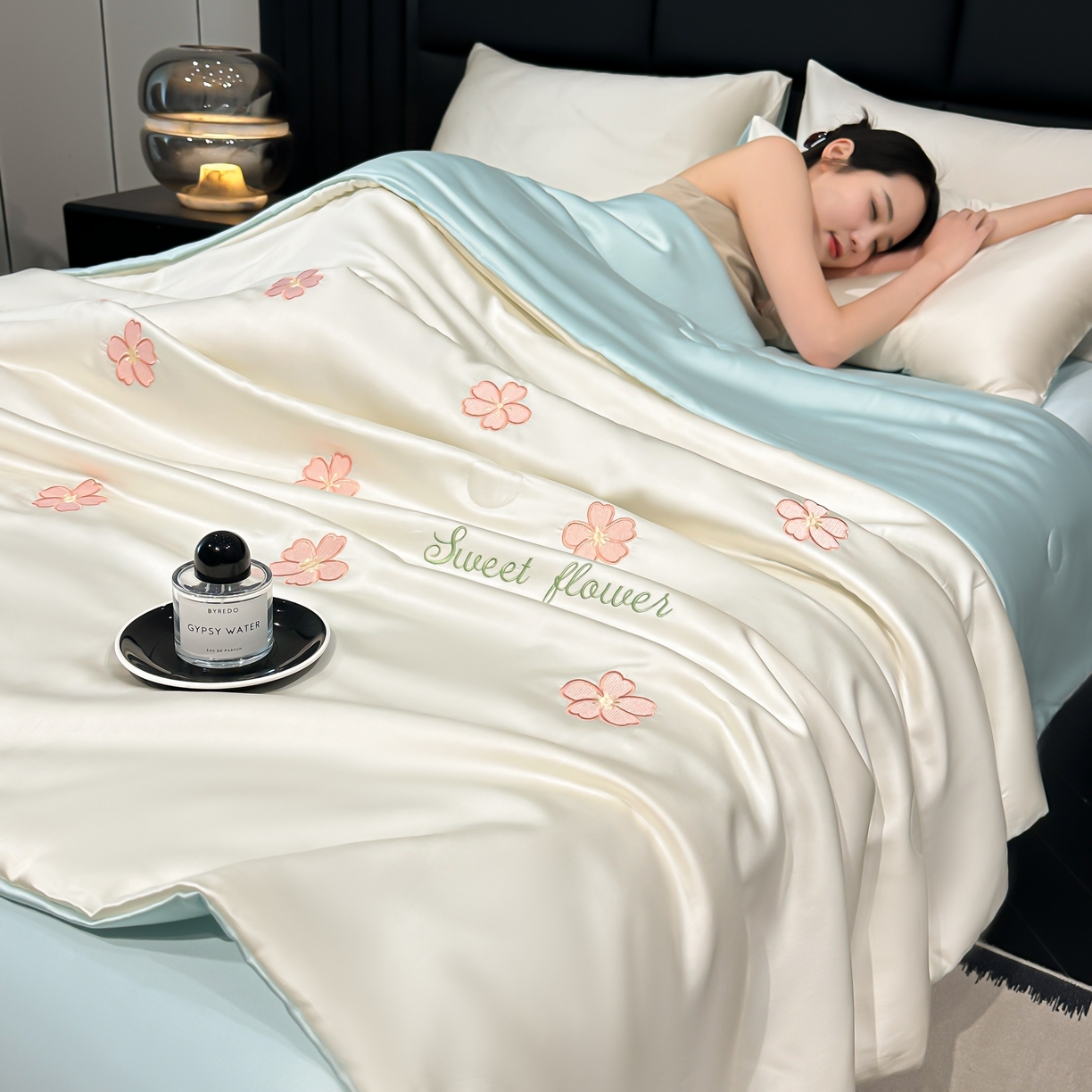 91家纺网 家纺一手货源 找家纺 利欧 2025新款水洗天丝满绣刺绣床单床笠款夏被四件套 太阳花-奶白蓝