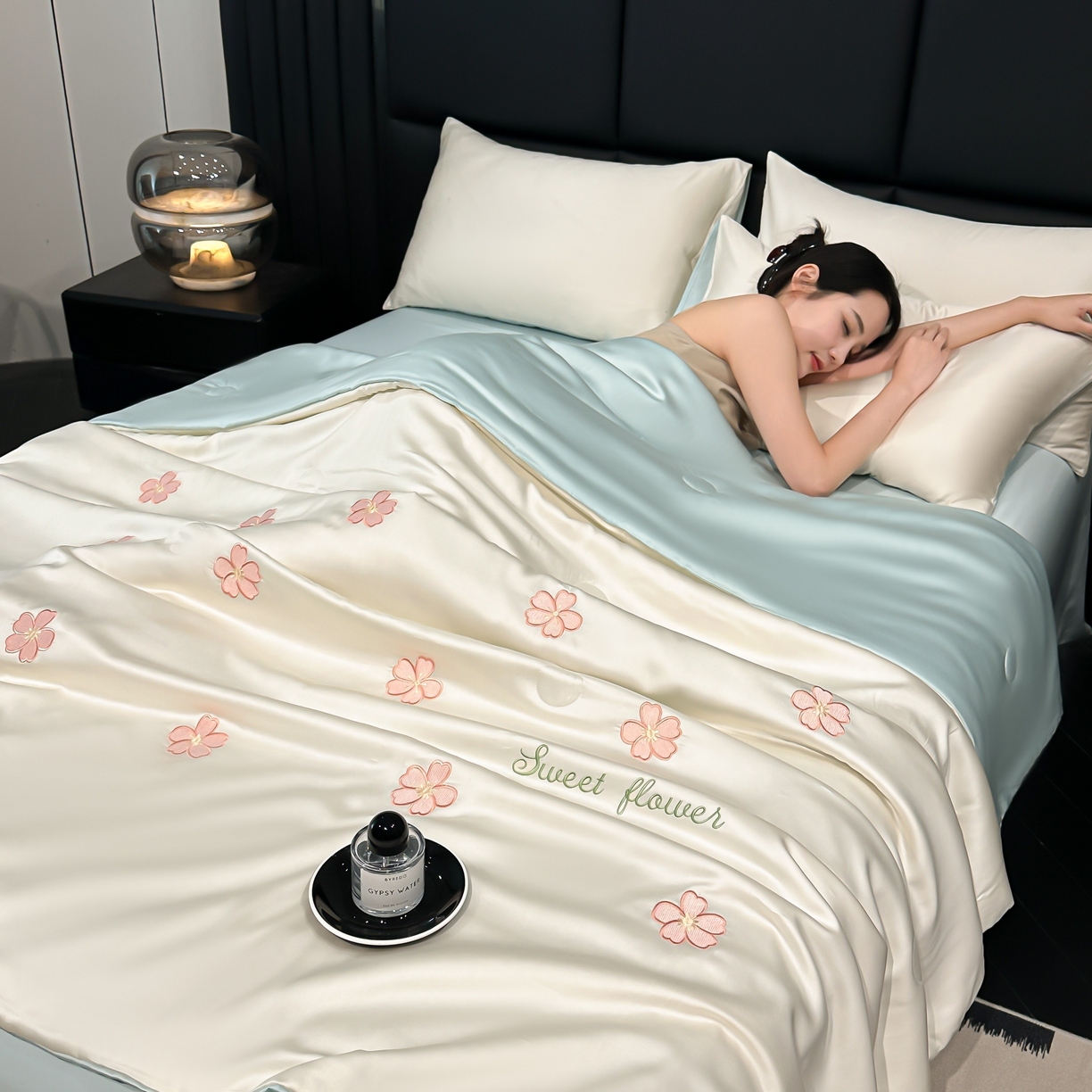 91家纺网 家纺一手货源 找家纺 利欧 2025新款水洗天丝满绣刺绣床单床笠款夏被四件套 太阳花-奶白蓝