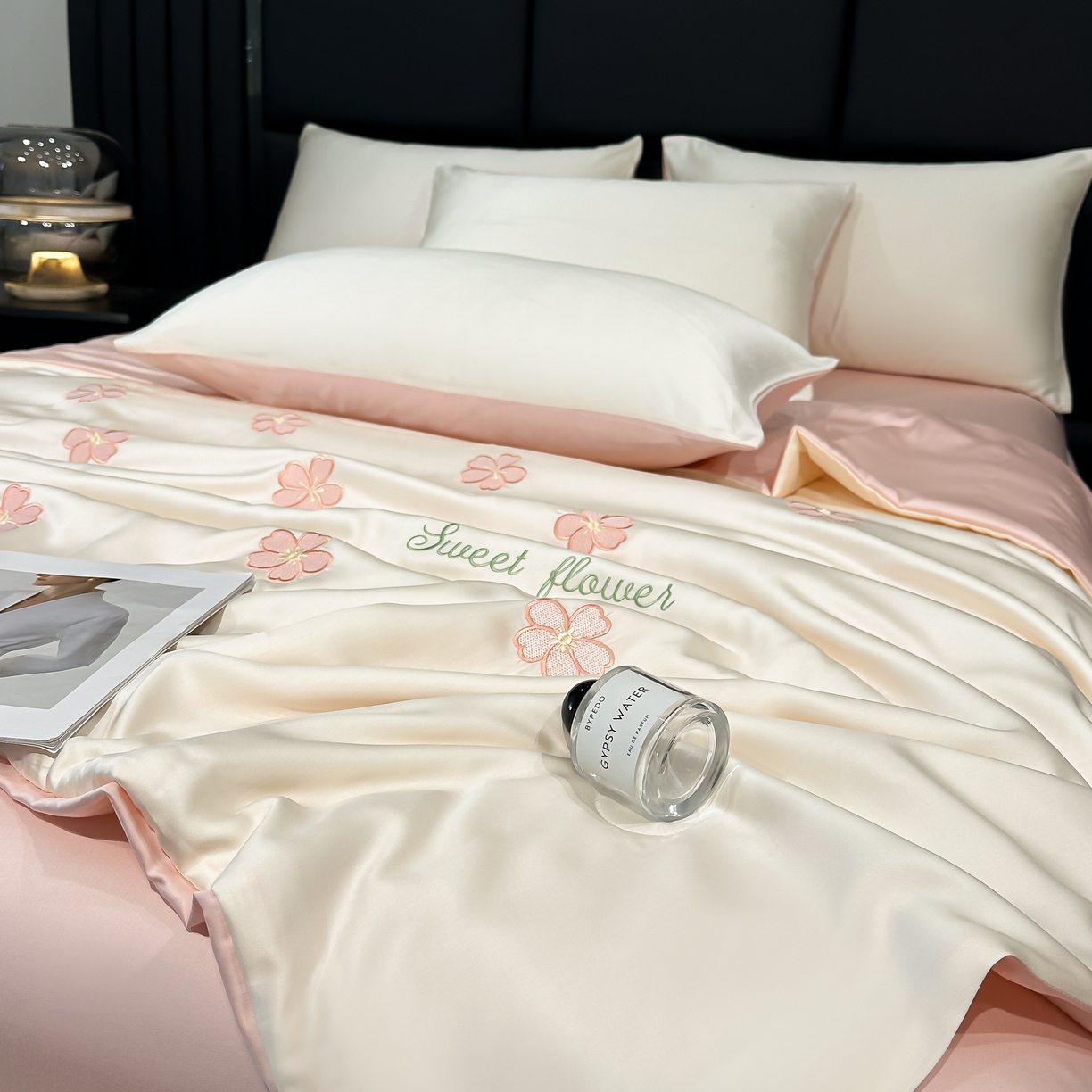 91家纺网 家纺一手货源 找家纺 利欧 2025新款水洗天丝满绣刺绣床单床笠款夏被四件套 太阳花-奶白粉