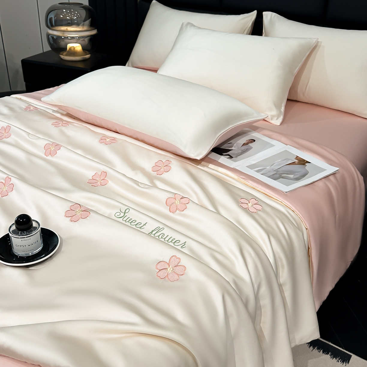 91家纺网 家纺一手货源 找家纺 利欧 2025新款水洗天丝满绣刺绣床单床笠款夏被四件套 太阳花-奶白粉