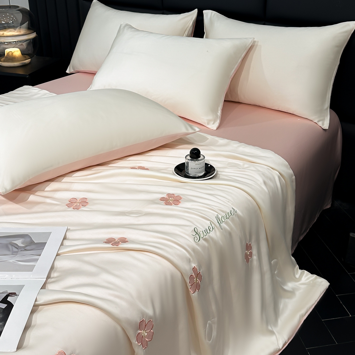 91家纺网 家纺一手货源 找家纺 利欧 2025新款水洗天丝满绣刺绣床单床笠款夏被四件套 太阳花-奶白粉