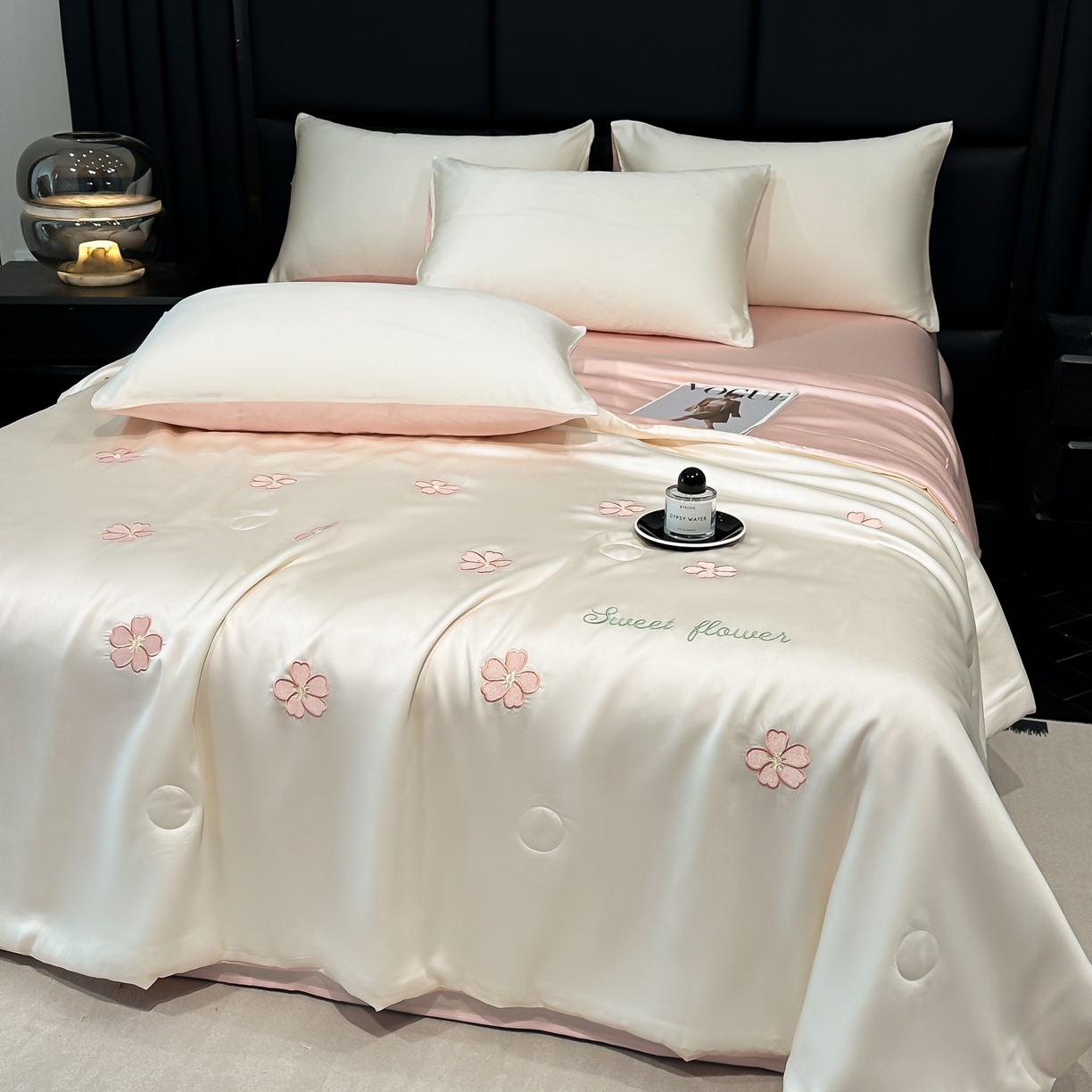 91家纺网 家纺一手货源 找家纺 利欧 2025新款水洗天丝满绣刺绣床单床笠款夏被四件套 太阳花-奶白粉