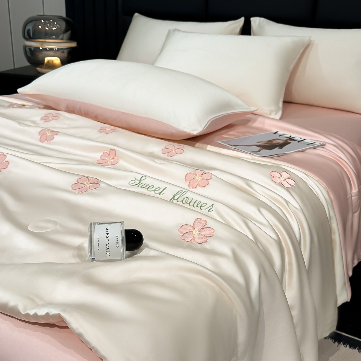 91家纺网 家纺一手货源 找家纺 利欧 2025新款水洗天丝满绣刺绣床单床笠款夏被四件套 太阳花-奶白粉