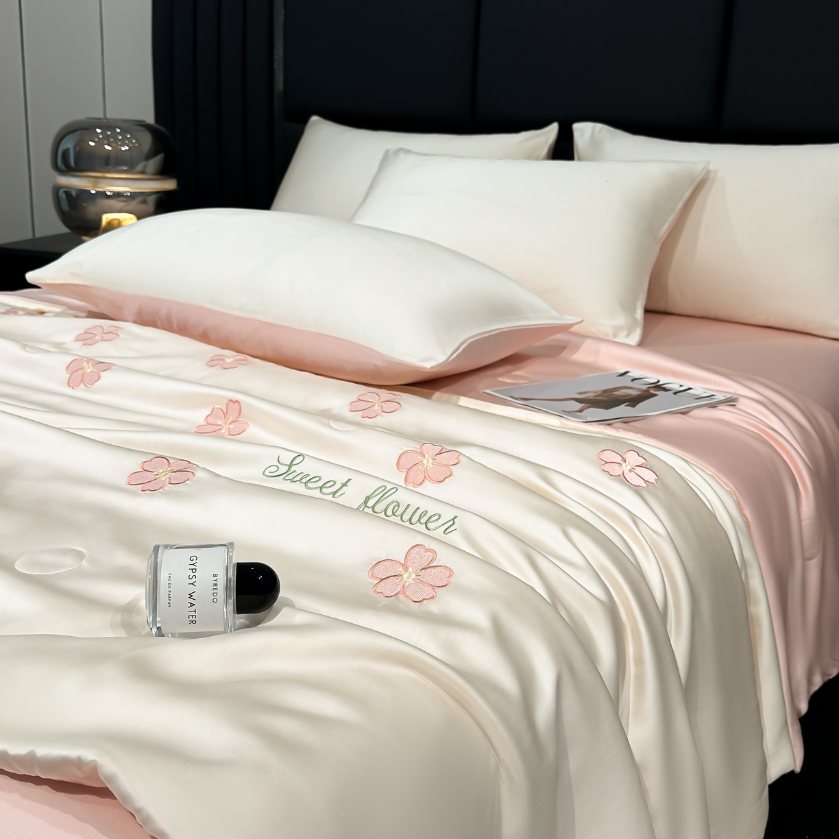 91家纺网 家纺一手货源 找家纺 利欧 2025新款水洗天丝满绣刺绣床单床笠款夏被四件套 太阳花-奶白粉