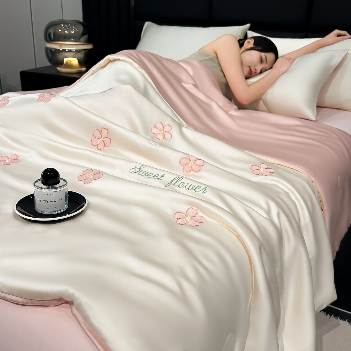 91家纺网 家纺一手货源 找家纺 利欧 2025新款水洗天丝满绣刺绣床单床笠款夏被四件套 太阳花-奶白粉