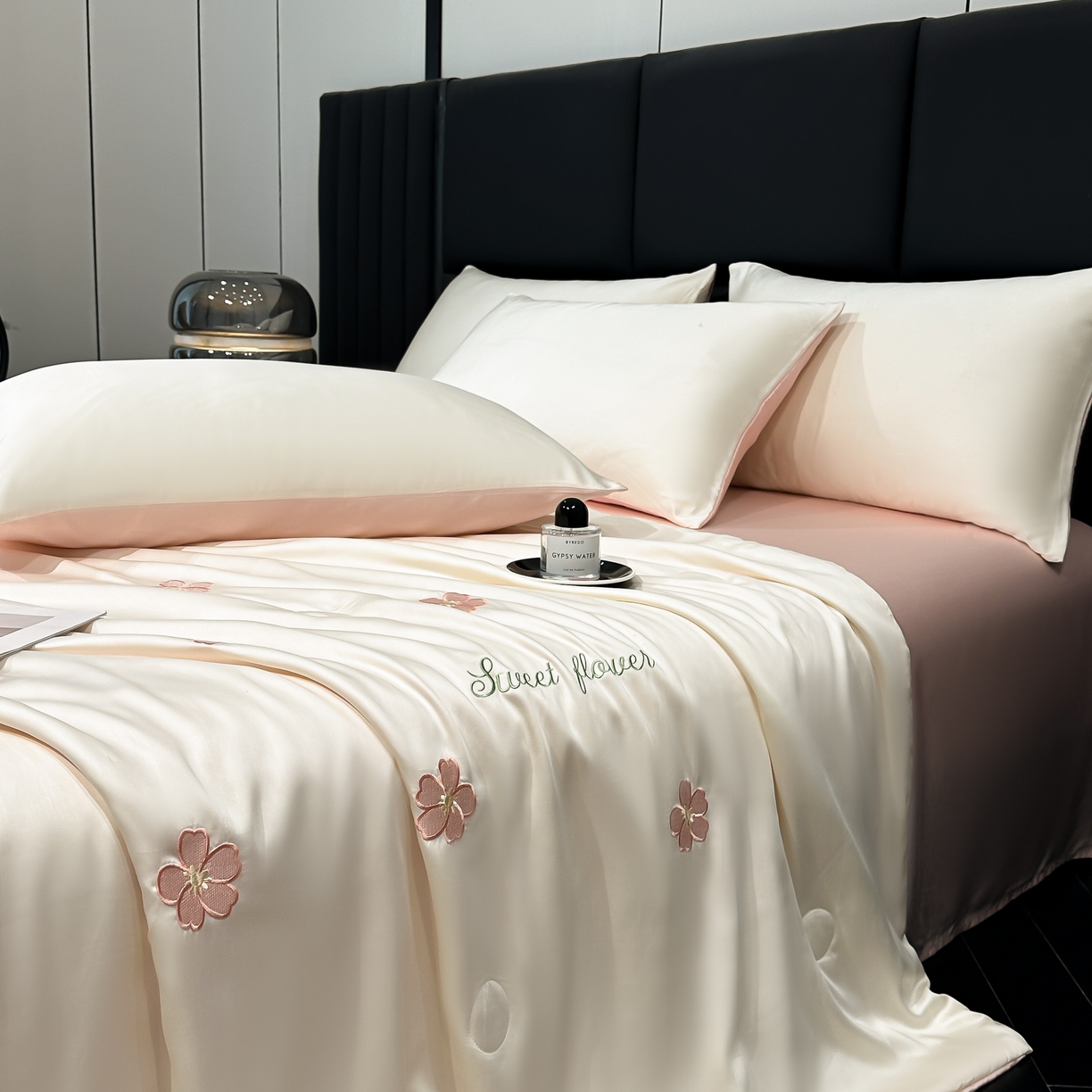 91家纺网 家纺一手货源 找家纺 利欧 2025新款水洗天丝满绣刺绣床单床笠款夏被四件套 太阳花-奶白粉