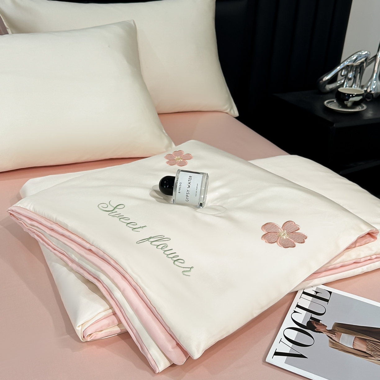 91家纺网 家纺一手货源 找家纺 利欧 2025新款水洗天丝满绣刺绣床单床笠款夏被四件套 太阳花-奶白粉