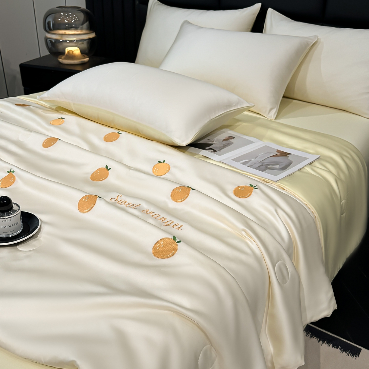 91家纺网 家纺一手货源 找家纺 利欧 2025新款水洗天丝满绣刺绣床单床笠款夏被四件套 砂糖橘-奶白黄