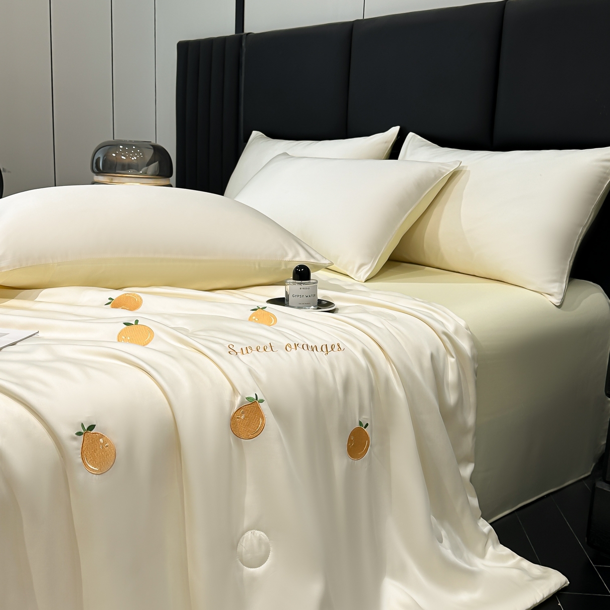 91家纺网 家纺一手货源 找家纺 利欧 2025新款水洗天丝满绣刺绣床单床笠款夏被四件套 砂糖橘-奶白黄