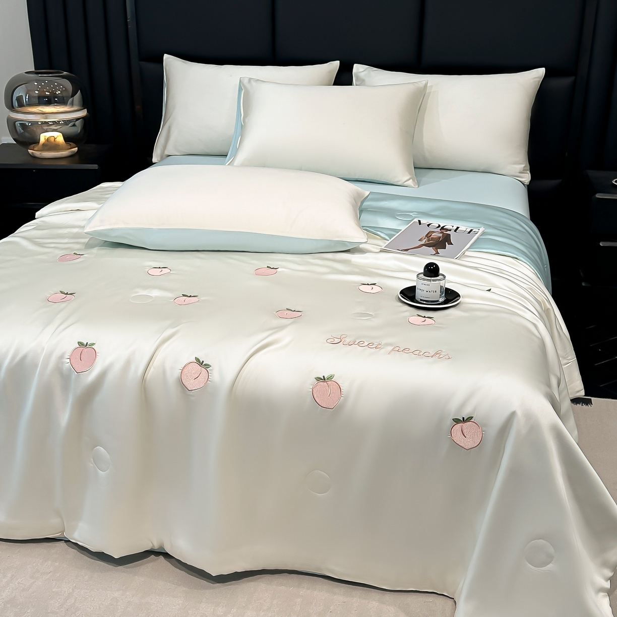 91家纺网 家纺一手货源 找家纺 利欧 2025新款水洗天丝满绣刺绣床单床笠款夏被四件套 水蜜桃-奶白蓝