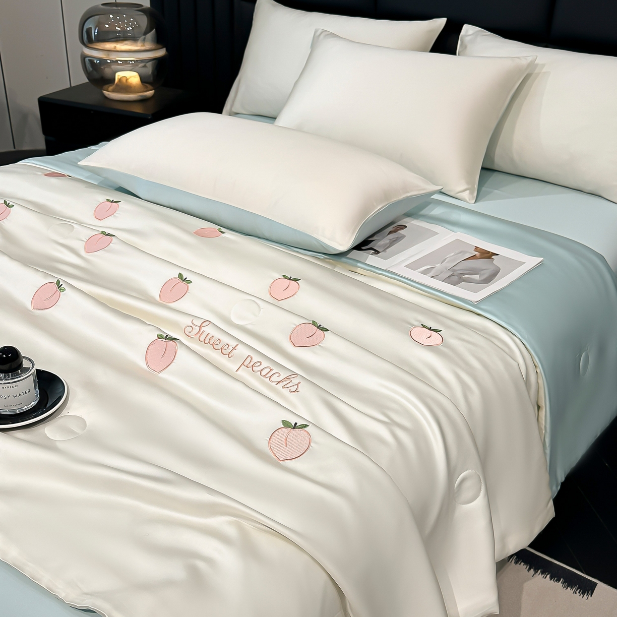 91家纺网 家纺一手货源 找家纺 利欧 2025新款水洗天丝满绣刺绣床单床笠款夏被四件套 水蜜桃-奶白蓝