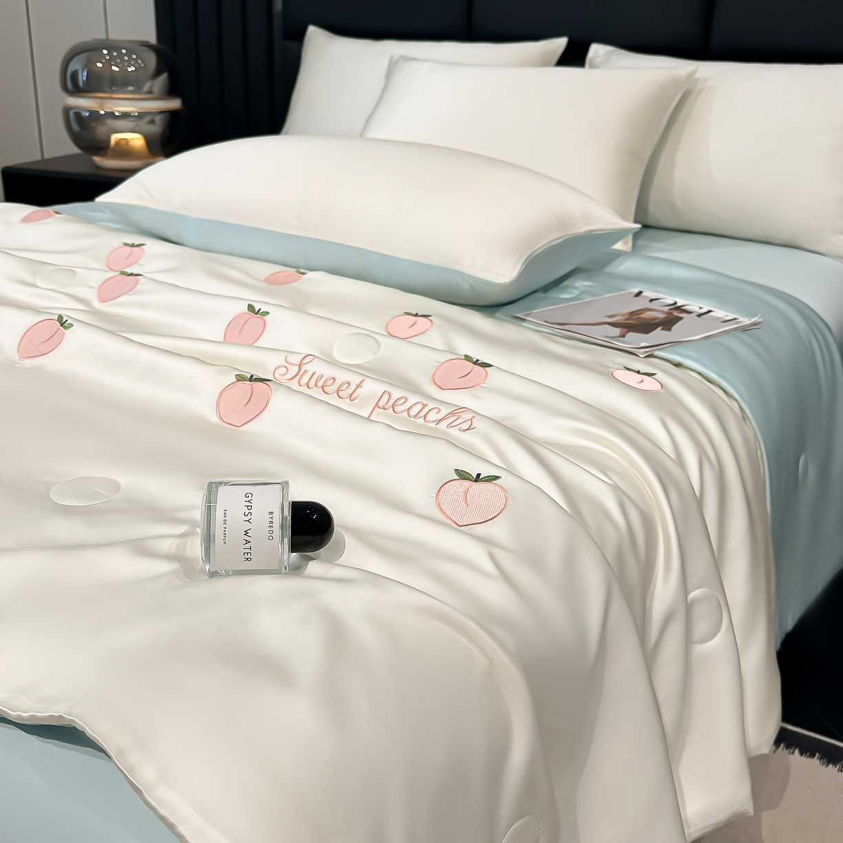 91家纺网 家纺一手货源 找家纺 利欧 2025新款水洗天丝满绣刺绣床单床笠款夏被四件套 水蜜桃-奶白蓝