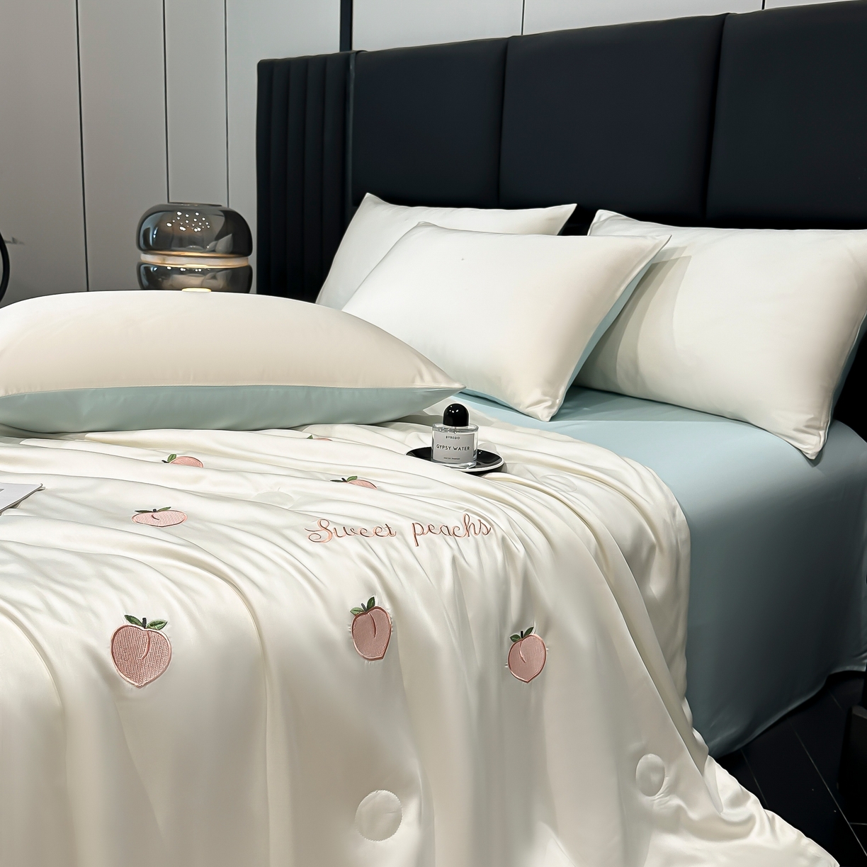 91家纺网 家纺一手货源 找家纺 利欧 2025新款水洗天丝满绣刺绣床单床笠款夏被四件套 水蜜桃-奶白蓝