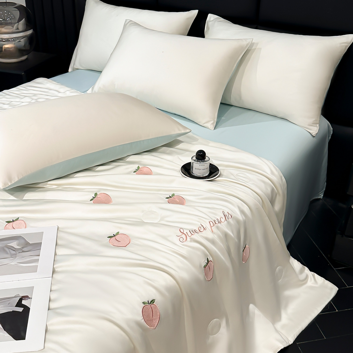 91家纺网 家纺一手货源 找家纺 利欧 2025新款水洗天丝满绣刺绣床单床笠款夏被四件套 水蜜桃-奶白蓝