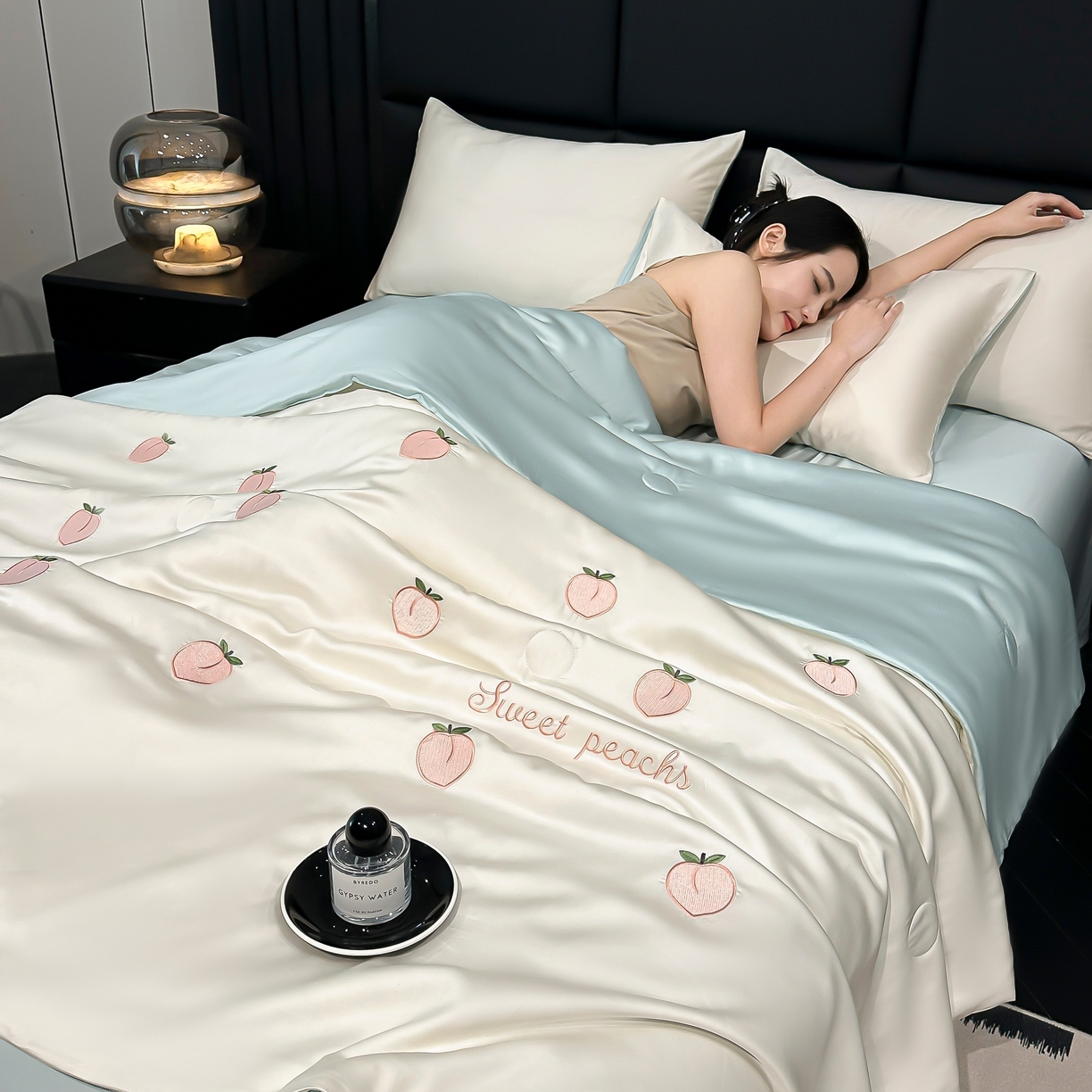 91家纺网 家纺一手货源 找家纺 利欧 2025新款水洗天丝满绣刺绣床单床笠款夏被四件套 水蜜桃-奶白蓝