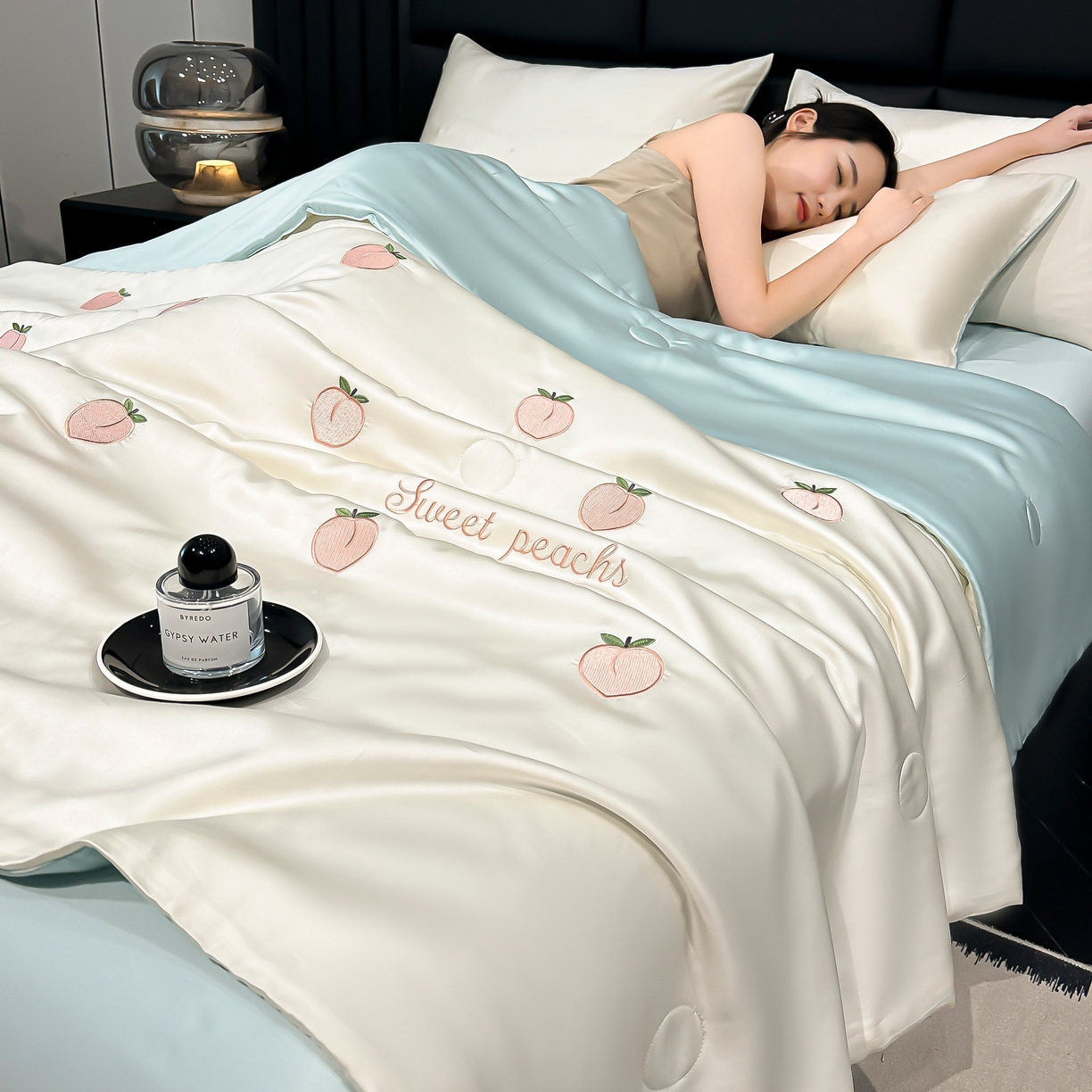 91家纺网 家纺一手货源 找家纺 利欧 2025新款水洗天丝满绣刺绣床单床笠款夏被四件套 水蜜桃-奶白蓝