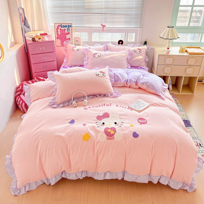 91家纺网 家纺一手货源 找家纺 雨菲家纺 2025新款水洗棉毛巾绣萌趣花边四件套--爱心猫蝴蝶结樱桃 爱心猫  粉紫