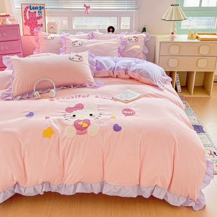 91家纺网 家纺一手货源 找家纺 雨菲家纺 2025新款水洗棉毛巾绣萌趣花边四件套--爱心猫蝴蝶结樱桃 爱心猫  粉紫