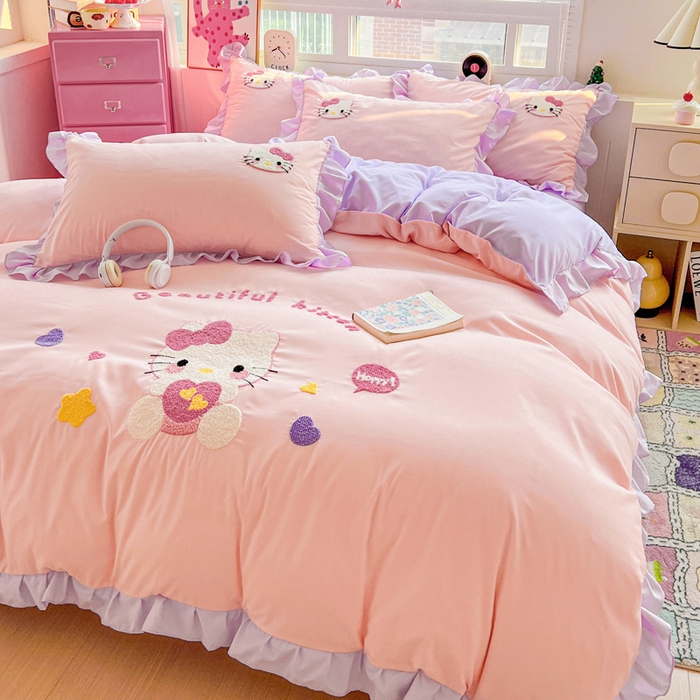 91家纺网 家纺一手货源 找家纺 雨菲家纺 2025新款水洗棉毛巾绣萌趣花边四件套--爱心猫蝴蝶结樱桃 爱心猫  粉紫