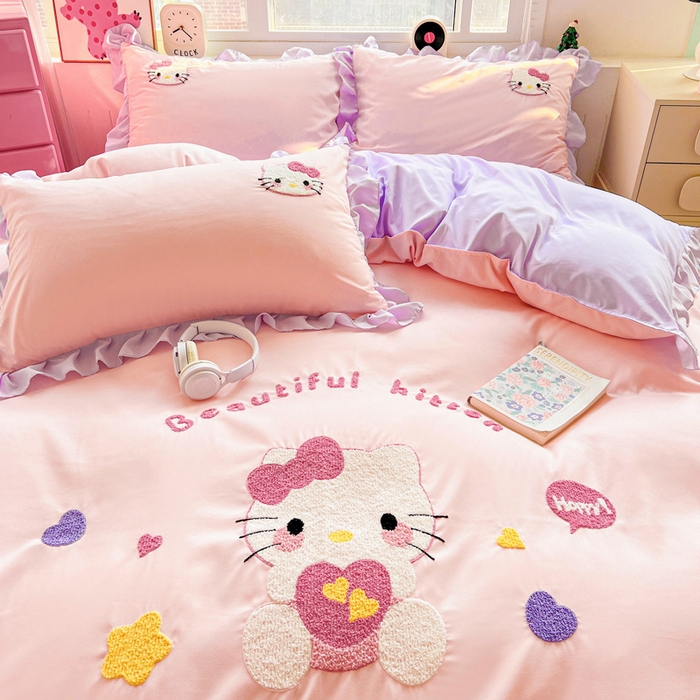 91家纺网 家纺一手货源 找家纺 雨菲家纺 2025新款水洗棉毛巾绣萌趣花边四件套--爱心猫蝴蝶结樱桃 爱心猫  粉紫