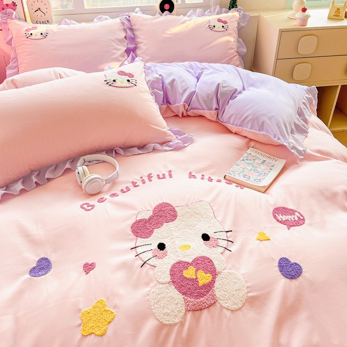 91家纺网 家纺一手货源 找家纺 雨菲家纺 2025新款水洗棉毛巾绣萌趣花边四件套--爱心猫蝴蝶结樱桃 爱心猫  粉紫