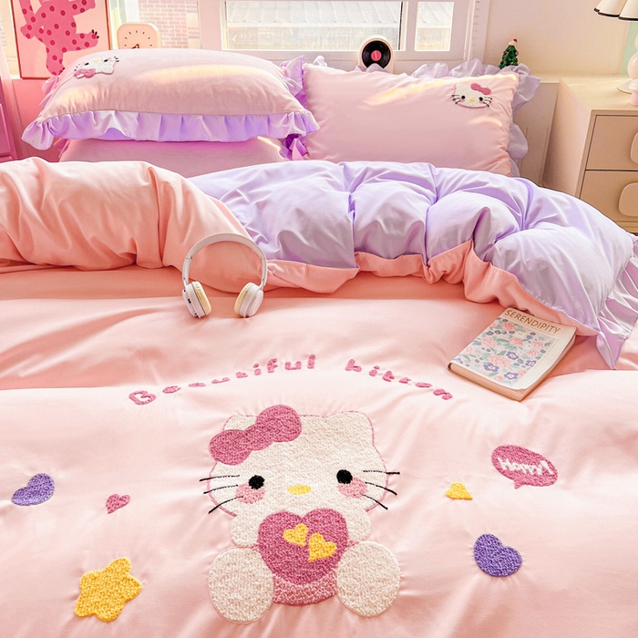 91家纺网 家纺一手货源 找家纺 雨菲家纺 2025新款水洗棉毛巾绣萌趣花边四件套--爱心猫蝴蝶结樱桃 爱心猫  粉紫