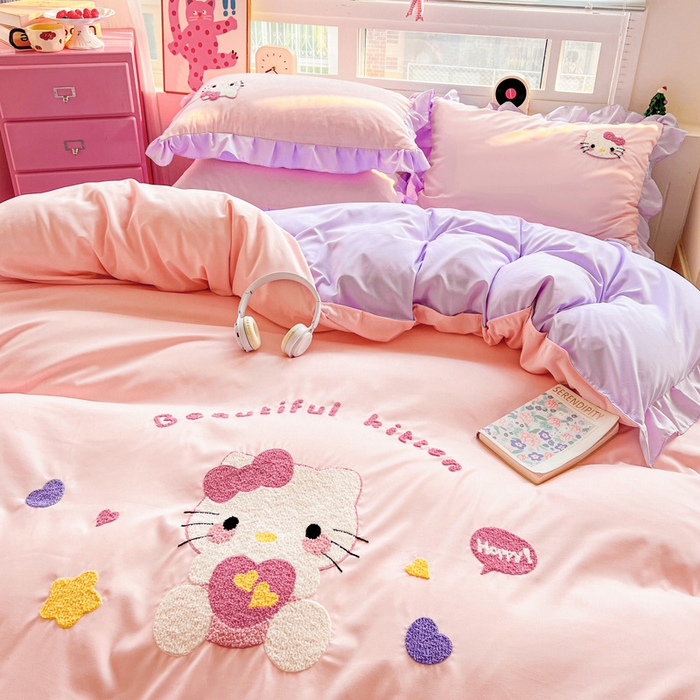 91家纺网 家纺一手货源 找家纺 雨菲家纺 2025新款水洗棉毛巾绣萌趣花边四件套--爱心猫蝴蝶结樱桃 爱心猫  粉紫