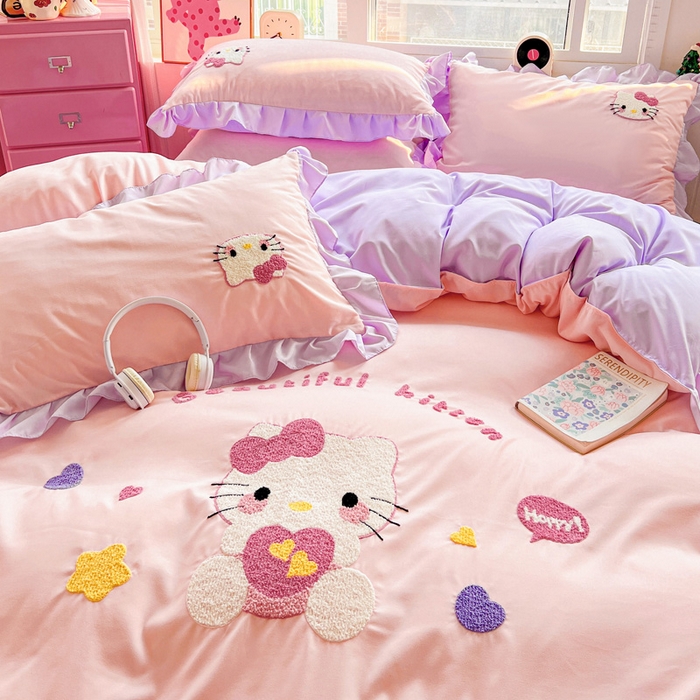 91家纺网 家纺一手货源 找家纺 雨菲家纺 2025新款水洗棉毛巾绣萌趣花边四件套--爱心猫蝴蝶结樱桃 爱心猫  粉紫