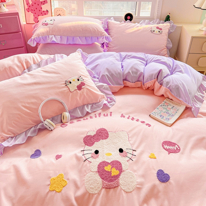 91家纺网 家纺一手货源 找家纺 雨菲家纺 2025新款水洗棉毛巾绣萌趣花边四件套--爱心猫蝴蝶结樱桃 爱心猫  粉紫