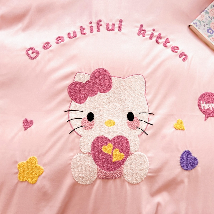 91家纺网 家纺一手货源 找家纺 雨菲家纺 2025新款水洗棉毛巾绣萌趣花边四件套--爱心猫蝴蝶结樱桃 爱心猫  粉紫