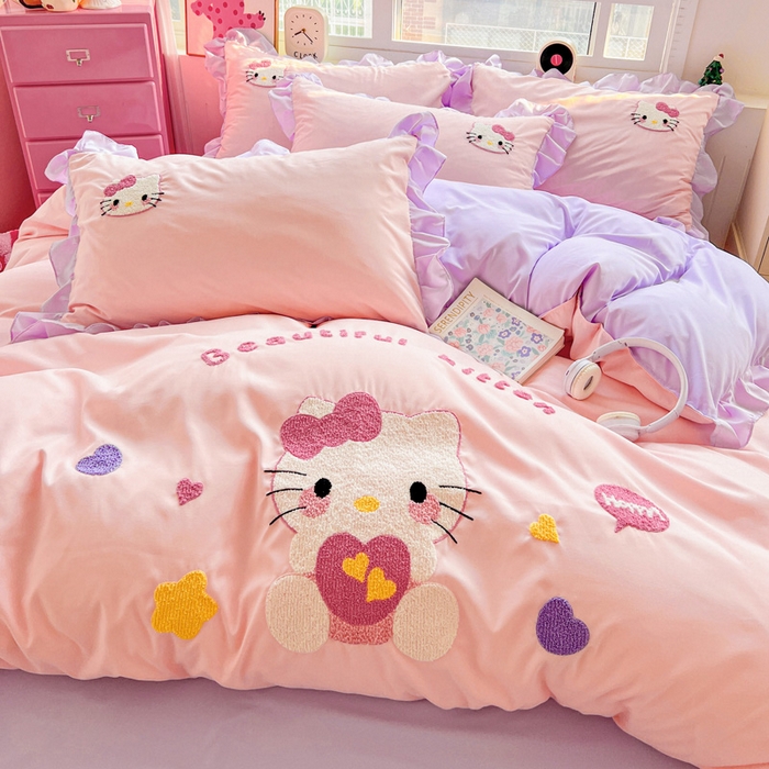 91家纺网 家纺一手货源 找家纺 雨菲家纺 2025新款水洗棉毛巾绣萌趣花边四件套--爱心猫蝴蝶结樱桃 爱心猫  粉紫